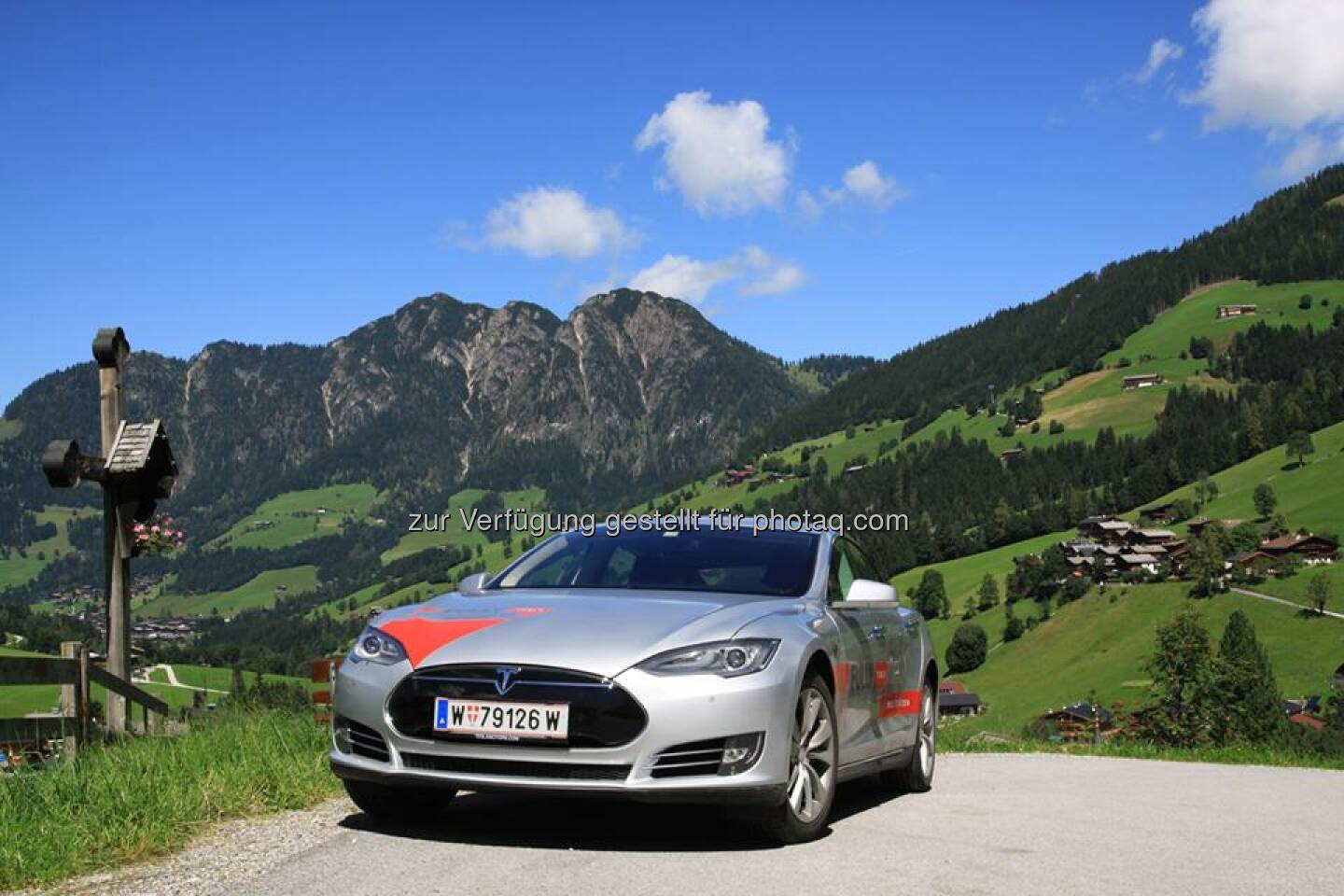 Nach einer Woche in den wunderschönen Bergen Tirols hat das Model S nun das Sheraton Fuschlsee-Salzburg Hotel Jagdhof erreicht. Registrieren Sie sich für eine Testfahrt:  www.teslamotors.com/de_DE/fullycharged  Source: http://facebook.com/teslamotors