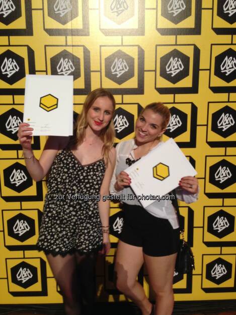 Natascha Rauchwarter und Clara Wassak bei der D&AD New Blood Award Ceremony 2014 - Werbe Akademie des WIFI Wien: Werbe Akademie Absolventinnen beim D&AD New Blood Award, © Aussender (21.08.2014) 