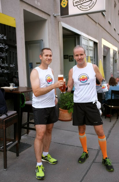 Günther Artner, Christian Drastil mit dem Post Runplugged Bier bei der Motiwirtin (22.08.2014) 