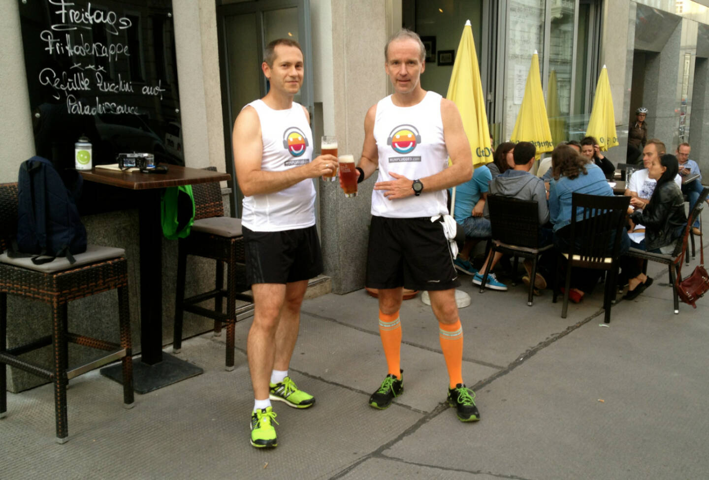 Günther Artner, Christian Drastil mit dem Post Run Bier bei der Motiwirtin