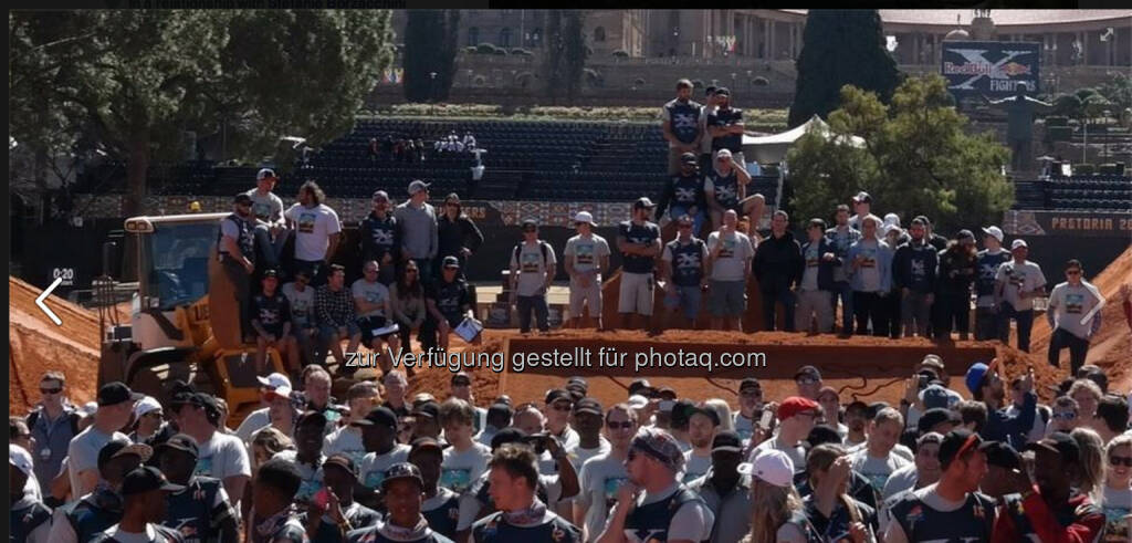 Gruppenfoto - das Team hier war bisschen größer als in NY! Red Bull X-Fighters Freestyle Motocross World Tour 2014 in Pretoria, Südafrika, © Gerald Pollak (24.08.2014) 