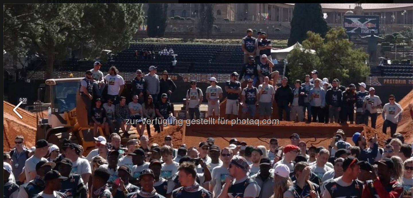 Gruppenfoto - das Team hier war bisschen größer als in NY! Red Bull X-Fighters Freestyle Motocross World Tour 2014 in Pretoria, Südafrika