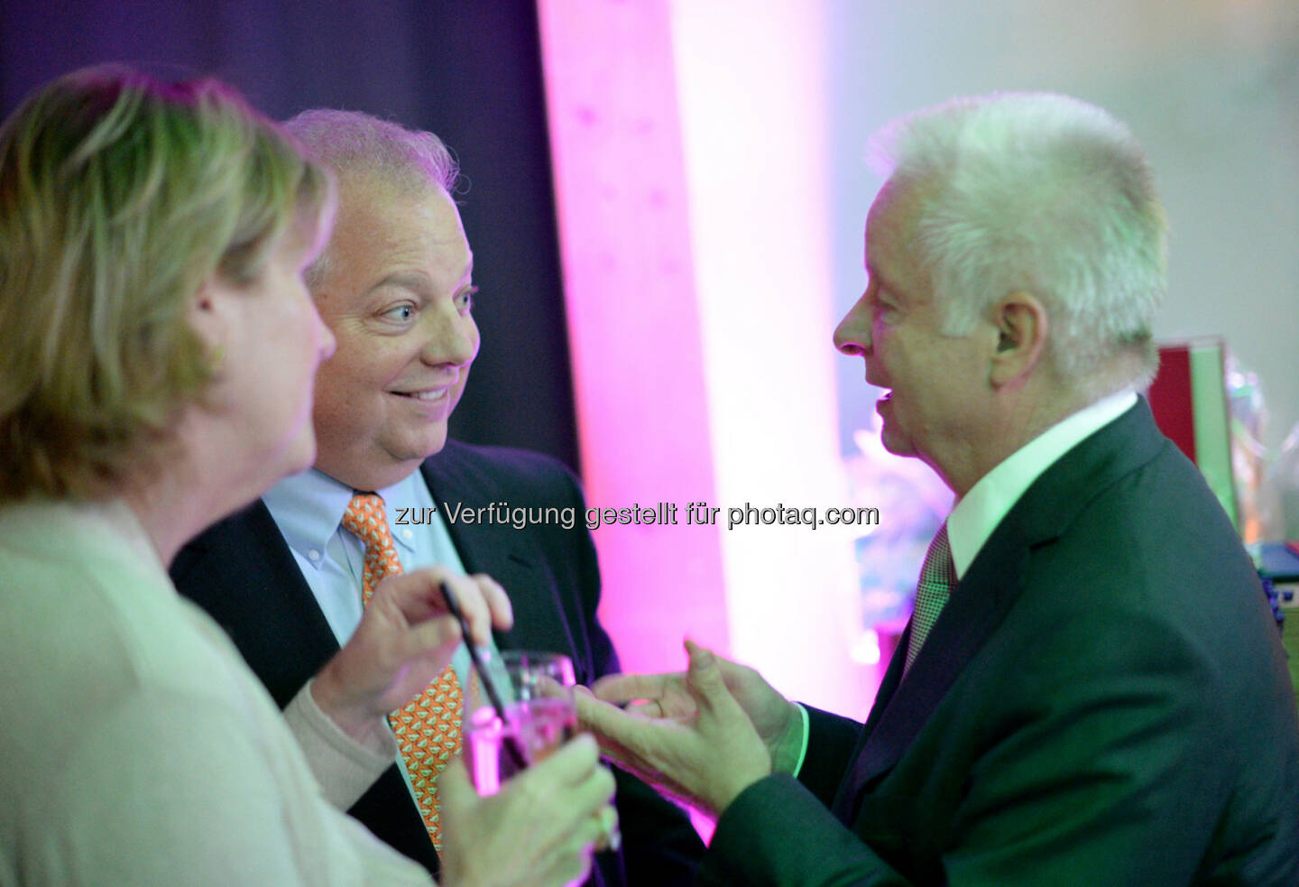 Carl-Eduard Meyer (rechts) im Gespräch mit Gästen. 