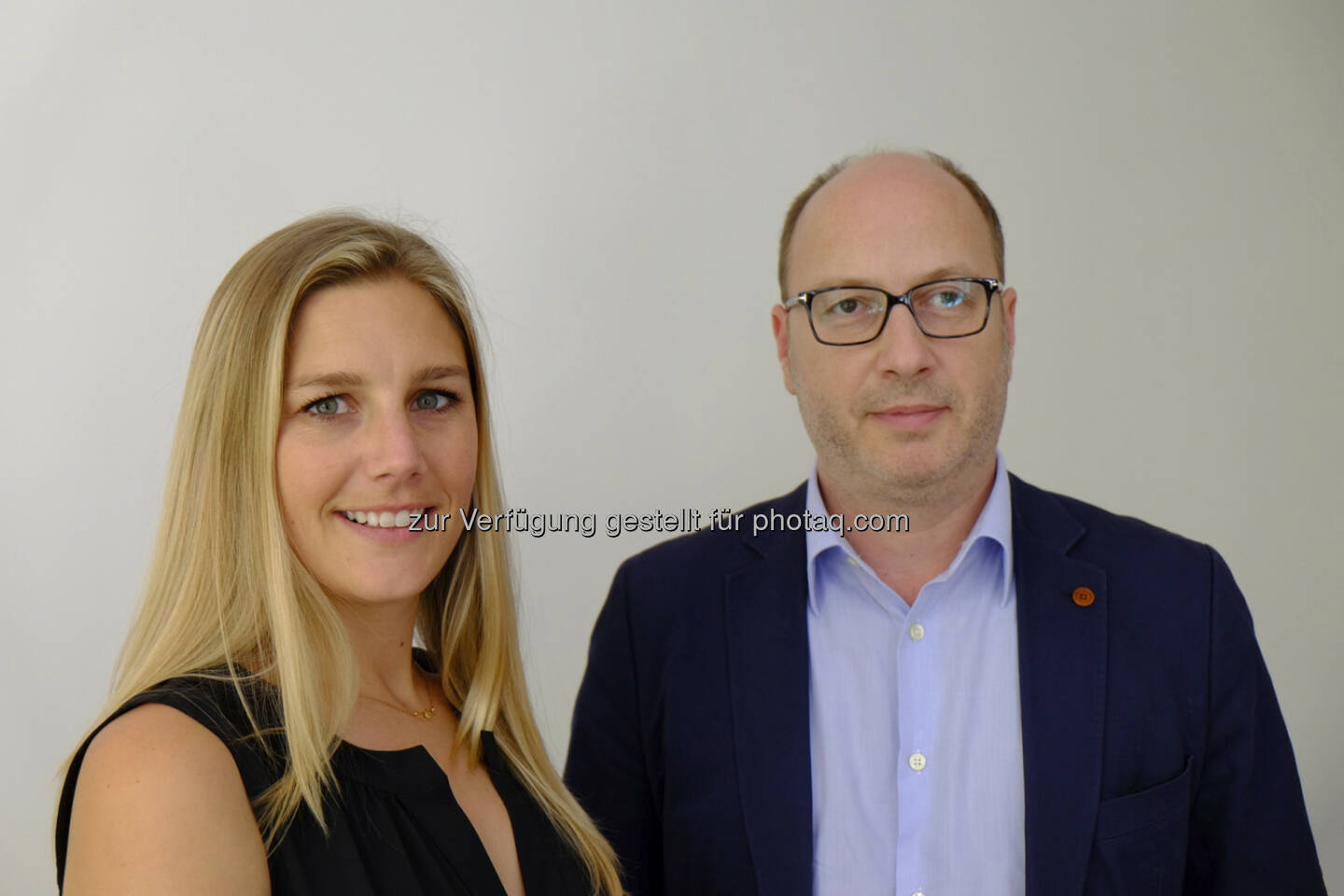 Katie Lampe, Head of Sales Operations Twitter EMEA und Florian Magistris, Geschäftsführer Httpool Austria, präsentieren Twitter-Werbung im Rahmen einer Roadshow bei Agenturen und Auftraggebern in Österreich. (Bild: Httpool)