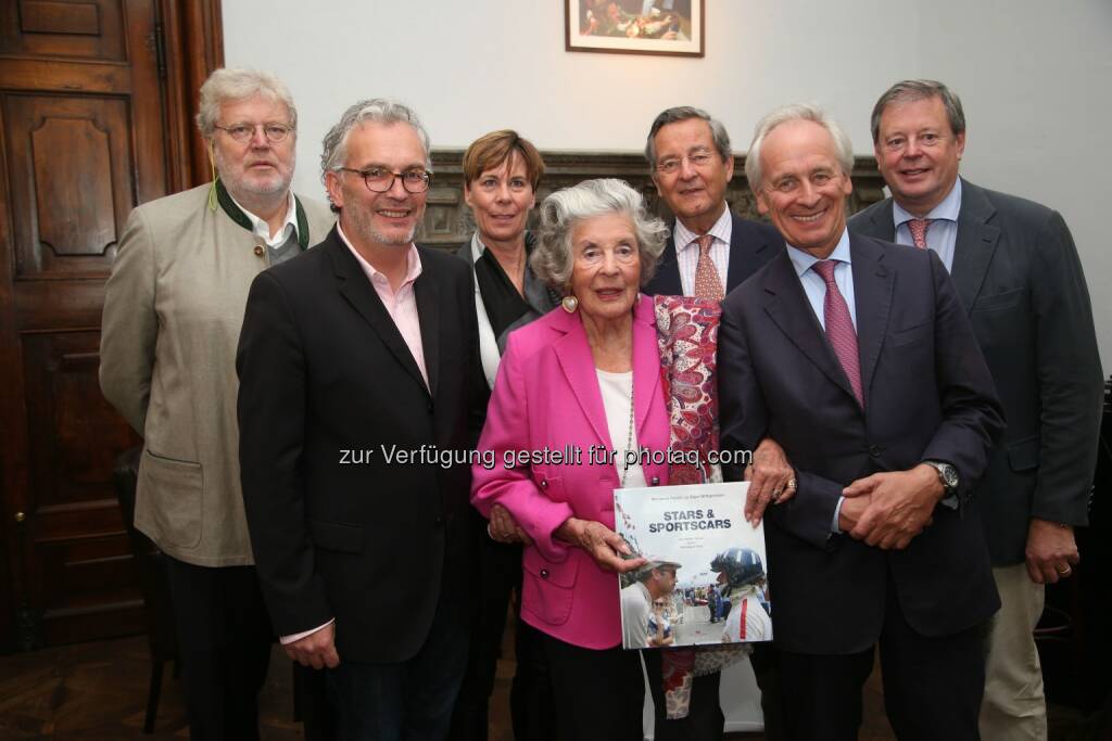 Jürgen Lewandowski (Autor), Edwin Baaske (Deilius Klasing Verlag), Nadja Kneissler (Delius Klasing Verlag), Fürstin Manni Sayn-Wittgenstein-Sayn, Prinz Alexander Sayn-Wittgenstein-Sayn, Verleger Konrad Delius) und Prinz Peter Sayn-Wittgenstein-Sayn:  Buchpräsentation Stars und Sportscars von Fürstin Manni Sayn Wittgenstein-Sayn in Salzburg (26.08.2014) 