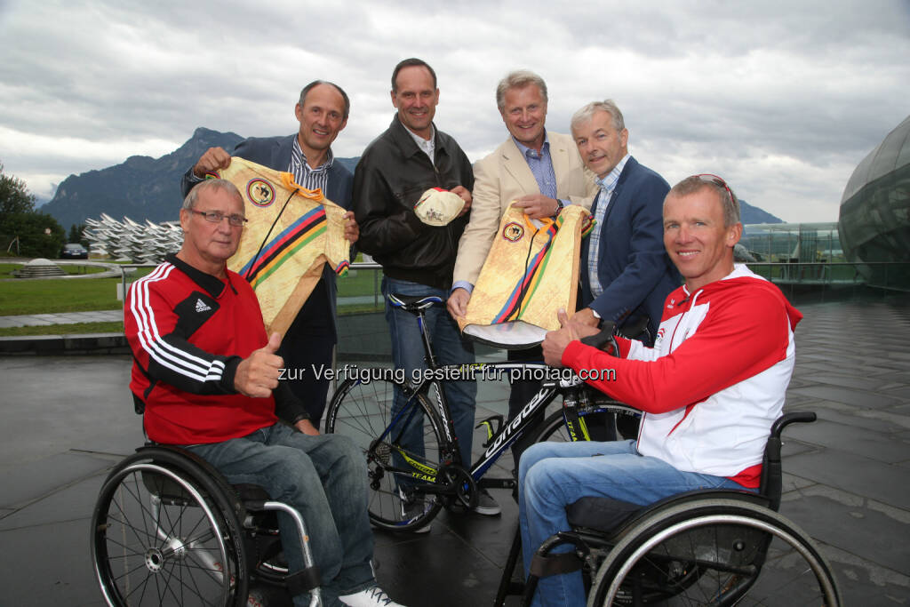 Walter Pfaller (GF Salzburger Landessportorganisation), Leo Bauernberger  (GF SalzburgerLand Tourismus GmbH), Heinz Kinigadner (Mitgründer Wings for Life), Franz Pospischil (Prokurist und Marketingleiter Raiffeisen Salzburg), Florian Beer (Obmann TVB Eugendorf), Manfred Putz (Handbike-Athlet): Präsentation der Benefizpartnerschaft mit Wings for Life und des neuen Handbike-Race im Rahmen der 8. Eddy Merckx Classic, © Aussendung (26.08.2014) 