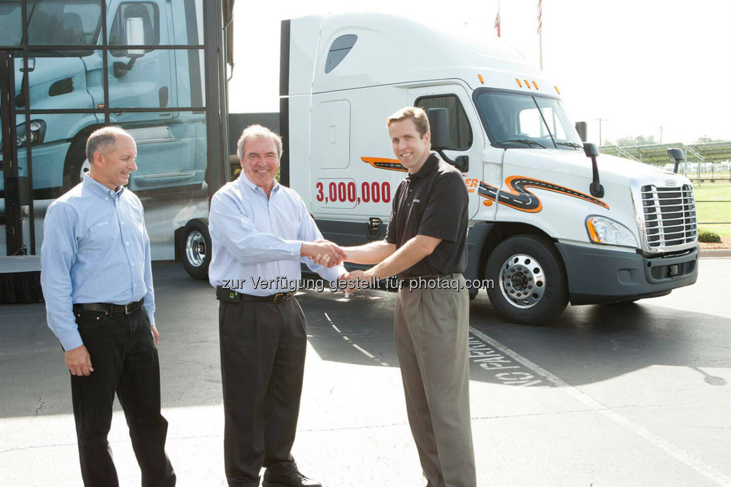 Daimler makes three-millionth Commercial Vehicle in North America: Roger Nielsen, Chief Operating Officer for Daimler Trucks North America (DTNA), 
und Richard Shearing, Vice President of National Accounts for DTNA