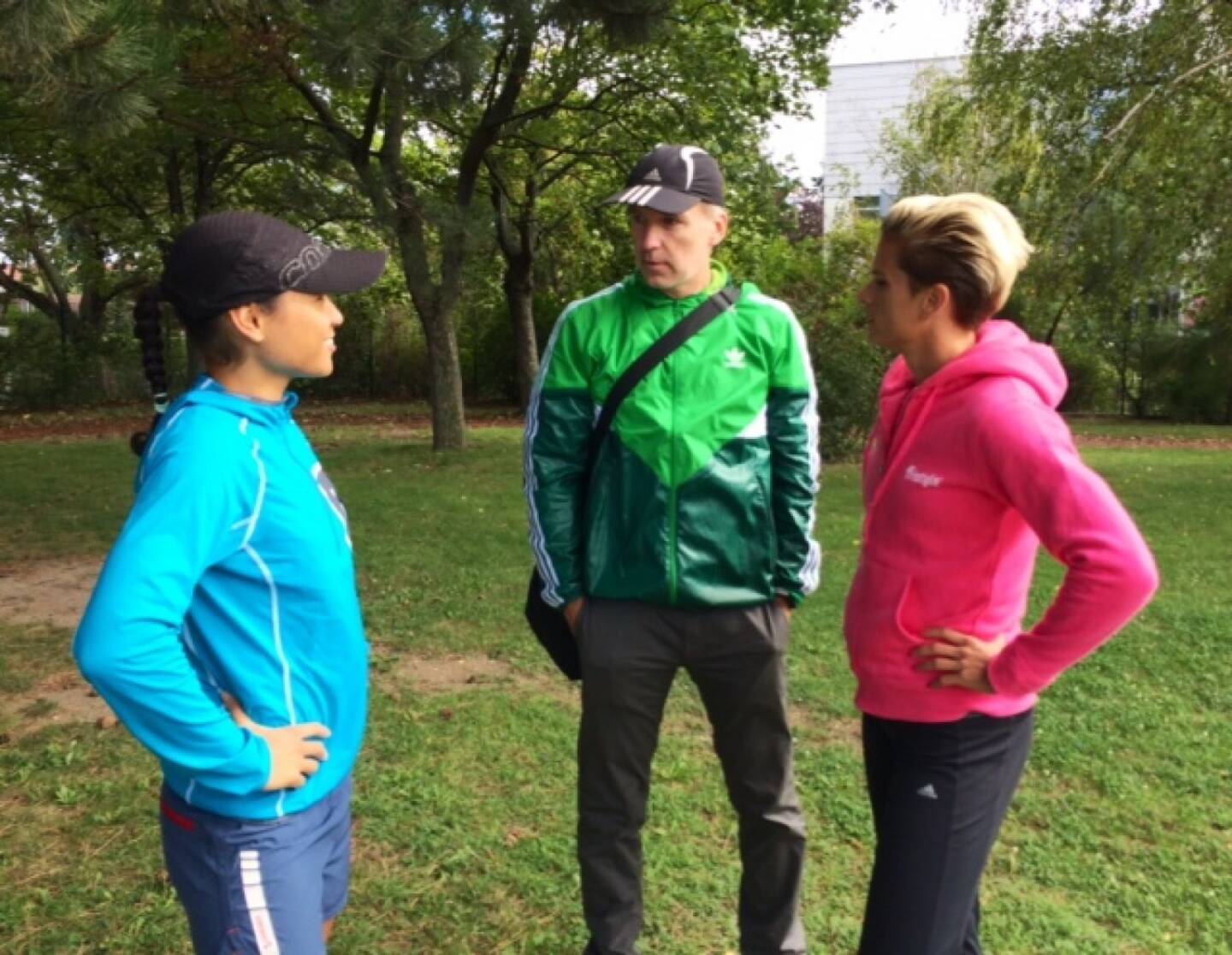 Annabelle Mary Konczer, Christian Drastil und Elisabeth Niedereder bei einem Runplugged-Talk auf der Schmelz