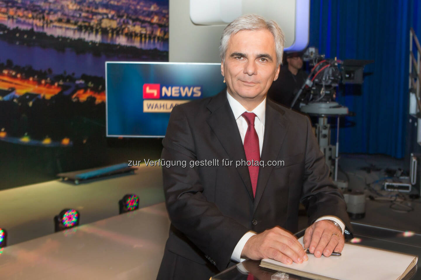 Bundeskanzler Werner Faymann bei Visionen für Österreich - Brauchen wir einen Neustart? - Die Pro & Contra-Der Puls 4 News-Talk-Serie am 8. September bei Pro & Contra auf Puls 4, (c) Christian Mikes
