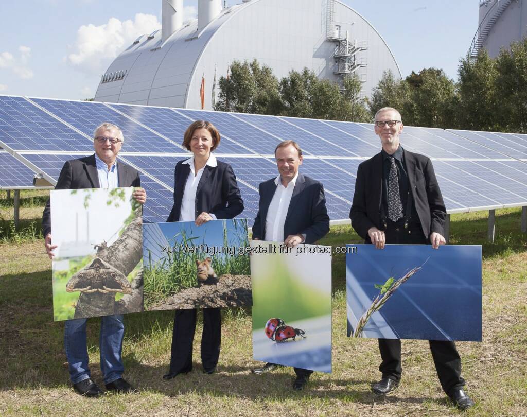 Gerhard Heilingbrunner (Präsident des Umweltdachverbands), Susanna Zapreva (Geschäftsführerin Wien Energie), Gerald Bischof (Bezirksvorsteher Wien-Liesing), Thomas Proksch (Geschäftsführer des Landschaftsplanungsbüro Land in Sicht): Das BürgerInnen-Solarkraftwerk Wien-Liesing produziert Solarstrom für rund 400 Wiener Haushalte. Die Photovoltaik-Anlage neben dem Fernheizwerk Süd besteht aus insgesamt 3.976 Paneelen. Auf einer Fläche von zwei Fußballfeldern erzeugt sie nicht nur 100 % CO2-freien Strom, sondern ist auch optimale Umgebung für schützenswerte Tierarten., © Aussender (29.08.2014) 