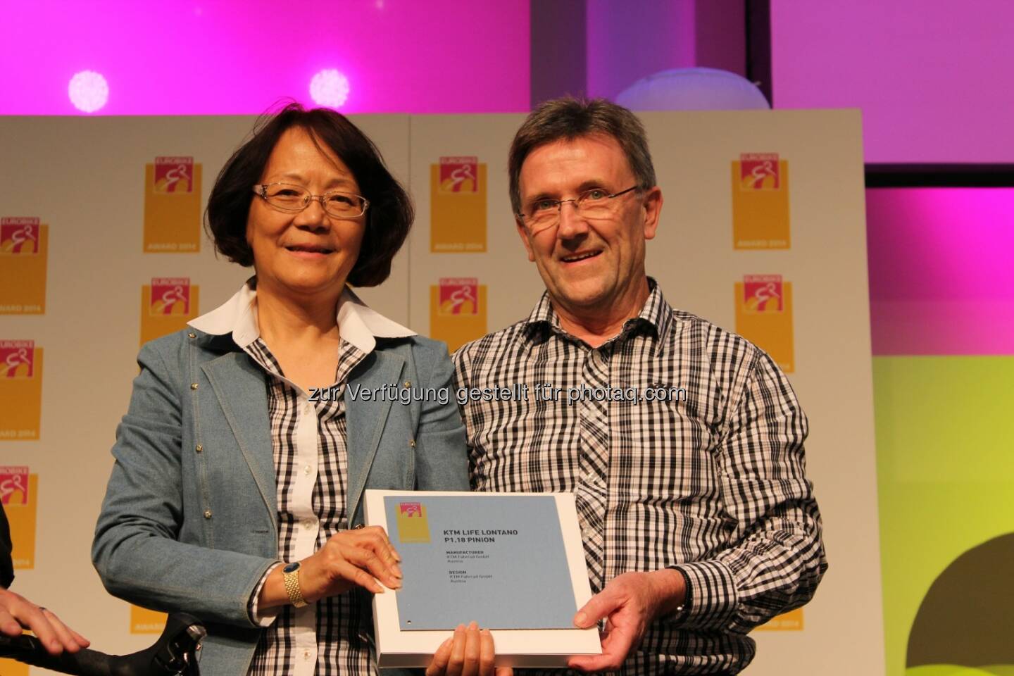 Eigentümerin Carol Urkauf-Chen & Geschäftsführer Franz Leingartner nahmen den Eurobike Award entgegen: Eurobike Award für Weltenbummler aus dem Hause KTM