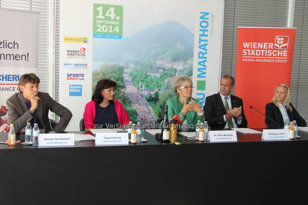 Michael Buchleitner (Veranstalter und Geschäftsführer Wachau Marathon), Ingrid Herzog (Geschäftsführerin Landesverband Niederösterreichische Sparkassen), Petra Bohuslav (Landesrätin für Wirtschaft, Tourismus und Sport Niederösterreich), Wolfgang Lehner, BA (Landesdirektor Wiener Städtische Niederösterreich), Judith Gerhofer (Sportsponsoring Sports Direct/Eybl), © Wiener Städtische/Gustav Kersche (29.08.2014) 