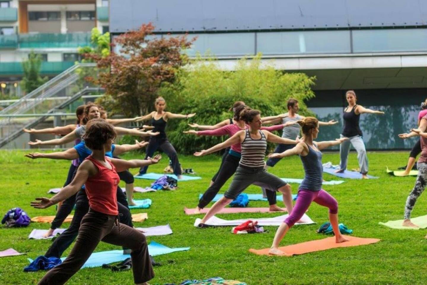Einblicke in Anusara-Yoga mit Monika Kletzmayr. Yoga-Wiese im Augartenpark Graz (c) Marija Kanizaj