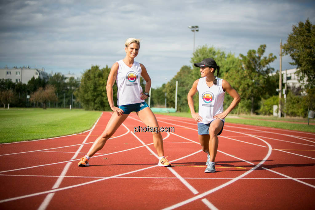 Elisabeth Niedereder, Annabelle Mary Konczer, aufwärmen, dehnen, © photaq/Martina Draper (30.08.2014) 