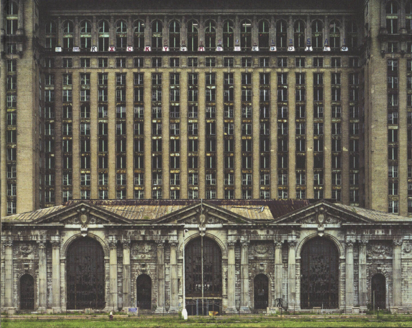 Yves Marchand and Romain Meffre - The Ruins of Detroit, 200-300 Euro, http://josefchladek.com/book/yves_marchand_and_romain_meffre_-_the_ruins_of_detroit