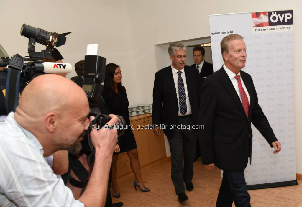 Reinhold Mitterlehner gefolgt von Hans Jörg Schelling und Harald Mahrer (Bild: ÖVP/Andreas Röbl) (31.08.2014) 