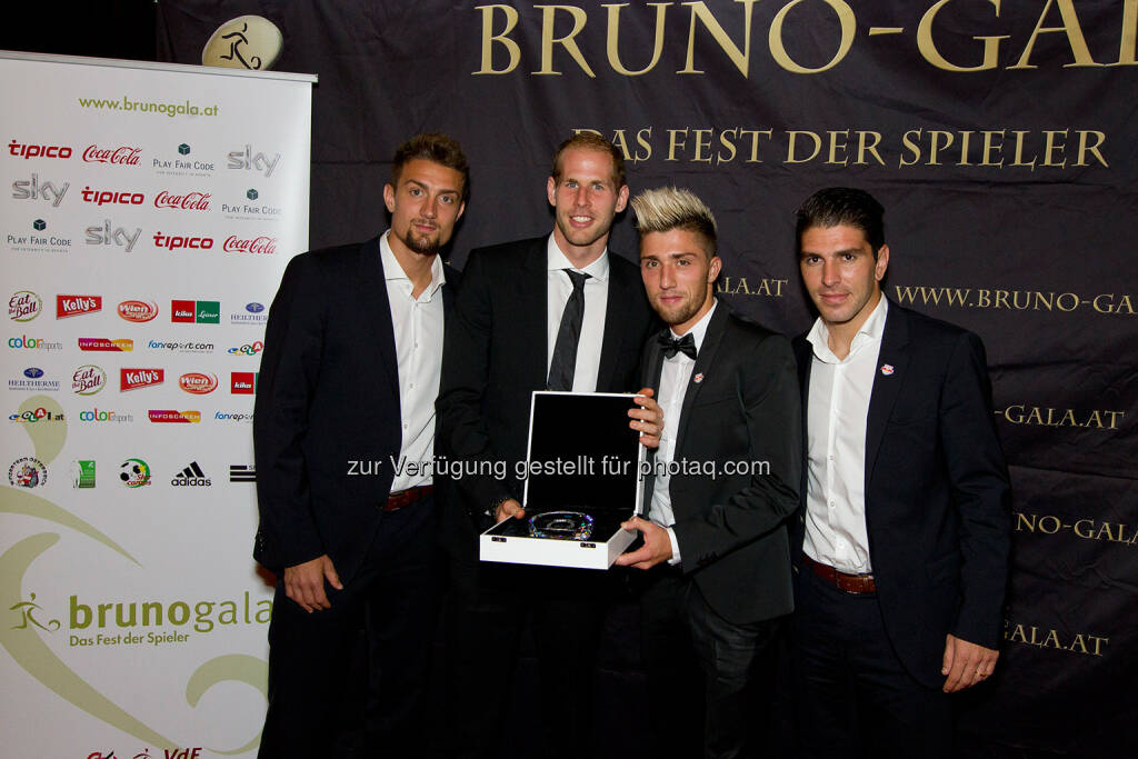 Stefan Ilsanker, Péter Gulásci, Kevin Kampl, Jonathan Soriano (FC Red Bull Salzburg - Mannschaft der Saison) (Bild: Bildagentur Zolles/ Martin Steiger) (31.08.2014) 