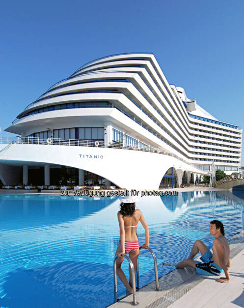 Bauboom an der türkischen Rivera - Die con.os Trend Tour von 2. - 5. November 2014 besucht die spannendsten Hotels. Das Hotel Titanic Beach Lara, architektonisch dem gesunkenen Luxuskreuzfahrtschiff nachempfunden, wird im Rahmen der con.os Trend Tour besucht., © Aussendung checkfelix (01.09.2014) 