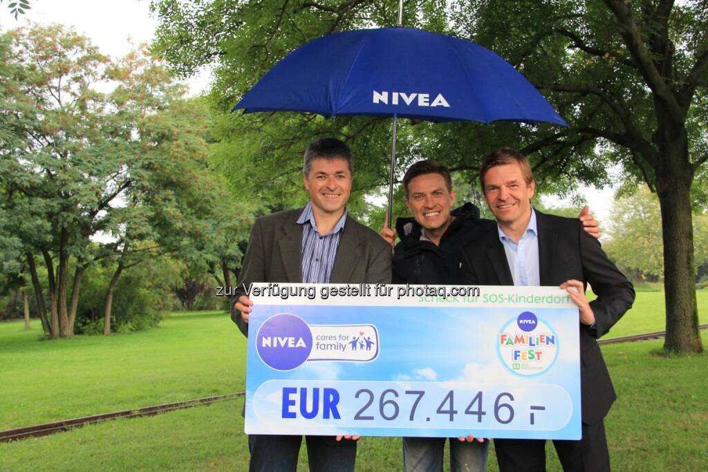 Mitja Zupancic/General Manager CEE Beiersdorf GmbH, Robert Steiner/Nivea Familienfest Tourleiter, Christian Moser/GF SOS-Kinderdorf: Steiner Familyentertainment: 267.446 Euro für das SOS-Kinderdorf, © Aussender (01.09.2014) 