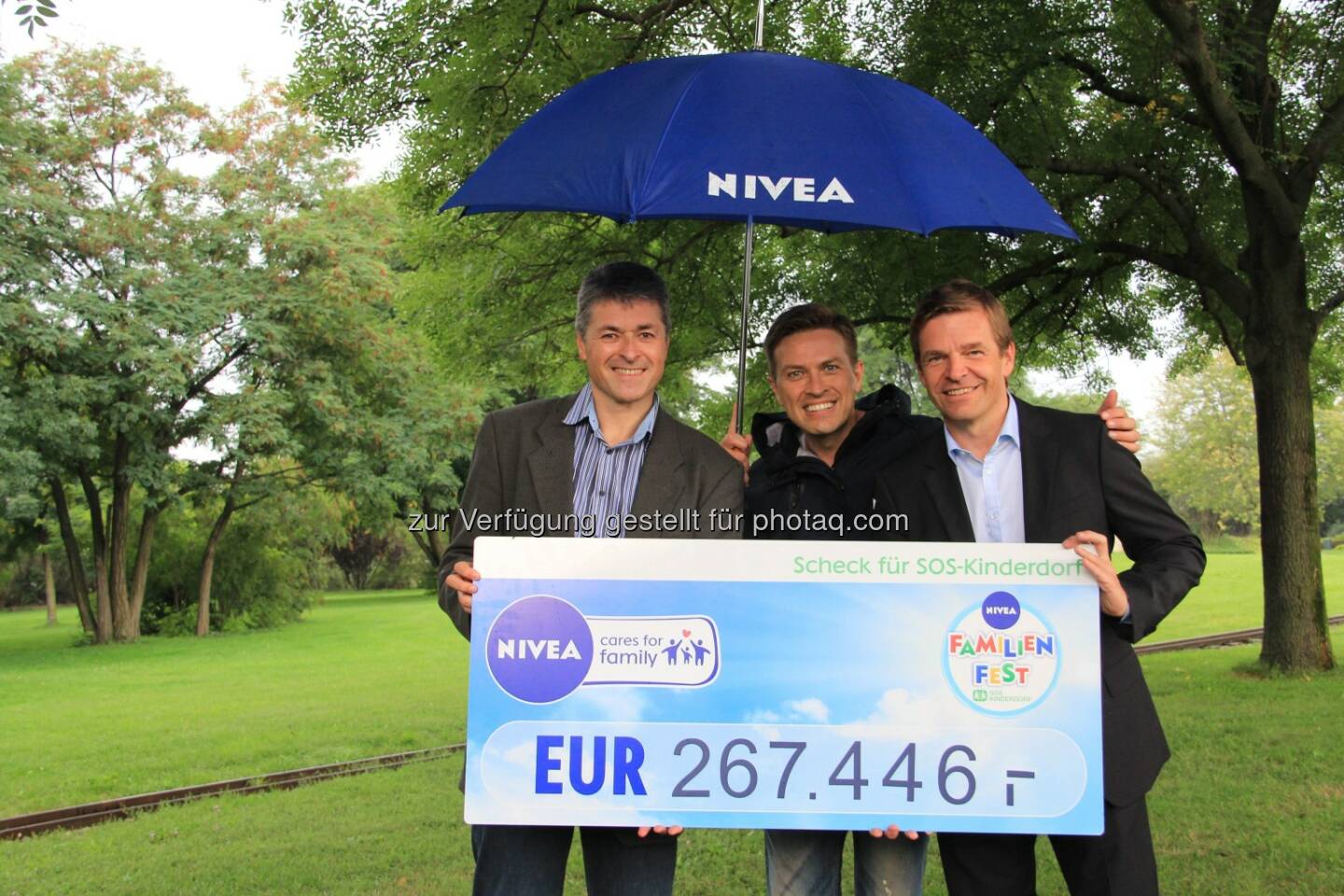 Mitja Zupancic/General Manager CEE Beiersdorf GmbH, Robert Steiner/Nivea Familienfest Tourleiter, Christian Moser/GF SOS-Kinderdorf: Steiner Familyentertainment: 267.446 Euro für das SOS-Kinderdorf