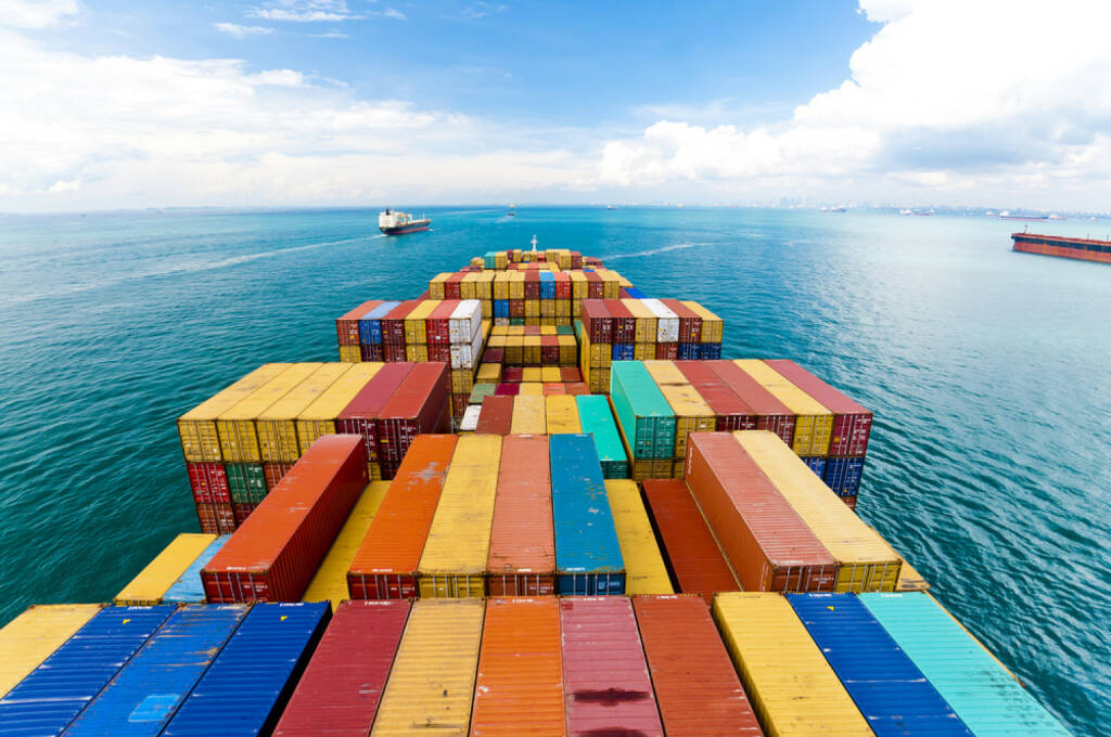Containerschiff, Container, Transport, Schiff, Cargo, Meer, verschiffen, versenden, Fracht, http://www.shutterstock.com/de/pic-172537049/stock-photo-cargo-ships-entering-one-of-the-busiest-ports-in-the-world-singapore.html, © (www.shutterstock.com) (02.09.2014) 