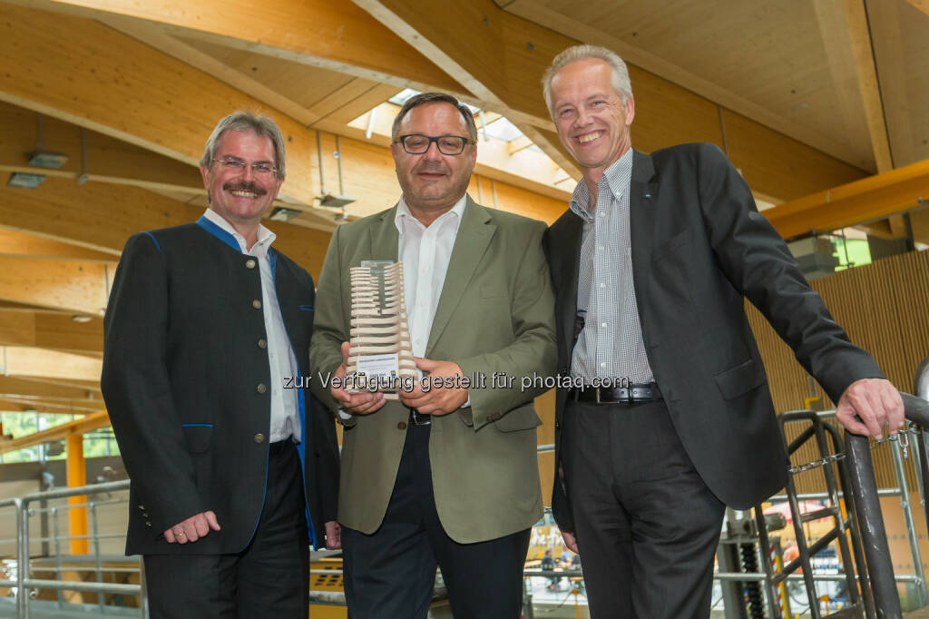 Verkehrslandesrat Karl Wilfing, Architekt Hannes Zieser und NÖVOG Geschäftsführer Gerhard Stindl mit dem Holzbaupreis im Betriebszentrum Laubenbachmühle - Niederösterreichische Verkehrsorganisationsgesellschaft hält Monatsrückblick August 2014 (Bild: NÖVOG/Bollwein), © Aussender (02.09.2014) 