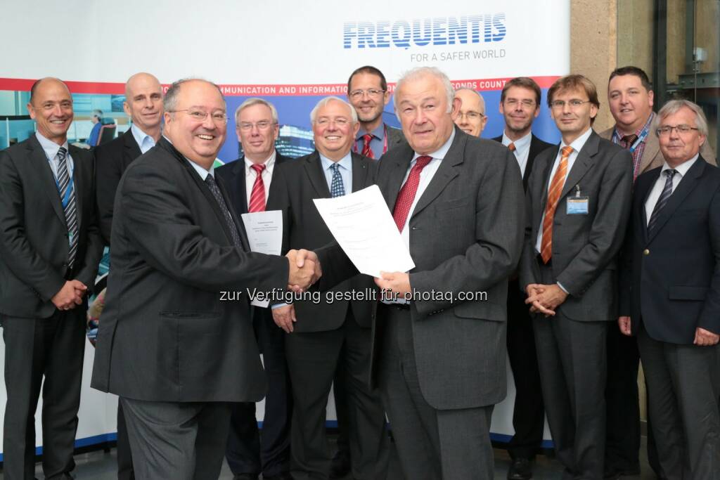 Hannes Bardach (Vorstandsvorsitzender der Frequentis AG) und Günther Beckstein (Mitglied der Lenkungsgruppe Innovationszentrum öffentliche Sicherheit am Fraunhofer Fokus und Ministerpräsident von Bayern a. D.) mit den Delegationen von Fraunhofer Fokus und Frequentis AG - anlässlich: Frequentis und Fraunhofer Fokus unterzeichnen Kooperation: Vernetzte Sicherheit im Katastrophenschutz als gemeinsames Forschungsthema (Bild: Frequentis AG/APA-Fotoservice/Schedl) (02.09.2014) 