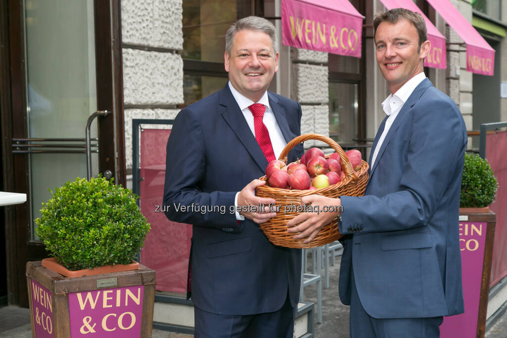 Landwirtschaftsminister Andrä Rupprechter, Wein & Co GF Florian Grösswang  - Landwirtschaftsminister Rupprechter unterstützt Wein & Co bei gratis Apfel Aktion (Bild: Wein & Co/APA-Fotoservice/Schedl) (04.09.2014) 