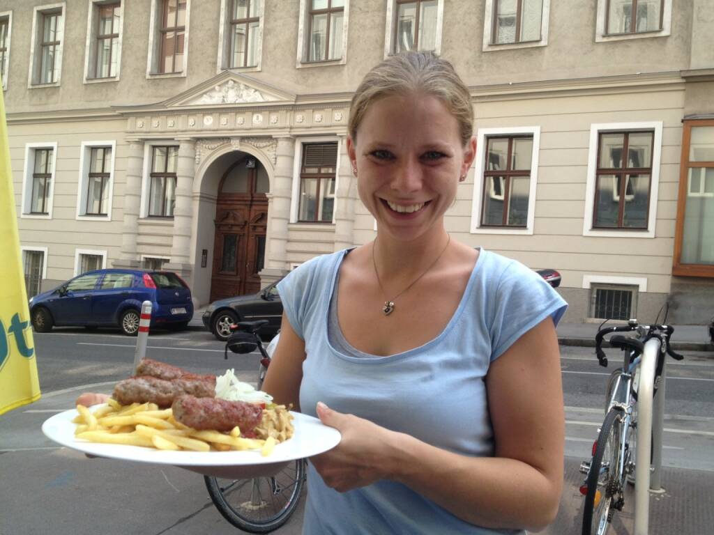 Die Motiwirtin mit den Runplugged Cevapcici, die vielleicht extra für uns auf die Karte kommen (04.09.2014)