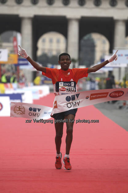 Haile Gebrselassie läuft 2012 durchs OMV-Siegerband. Und: Haile wird auch beim 30. Vienna City Marathon starten, 2013 also zum 3. Mal dabei (c) VCM/Durand (21.01.2013) 