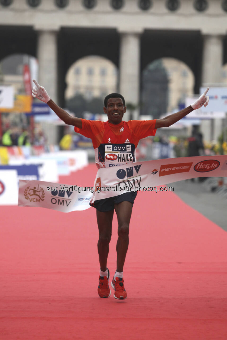 Haile Gebrselassie läuft 2012 durchs OMV-Siegerband. Und: Haile wird auch beim 30. Vienna City Marathon starten, 2013 also zum 3. Mal dabei (c) VCM/Durand