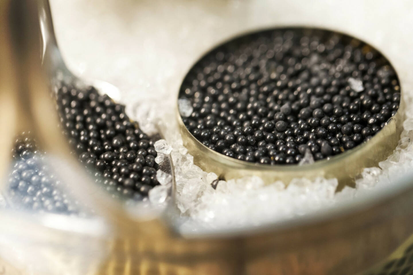 Kaviar, Russland, http://www.shutterstock.com/de/pic-135266369/stock-photo-black-caviar-in-small-round-metal-tin-on-ice.html