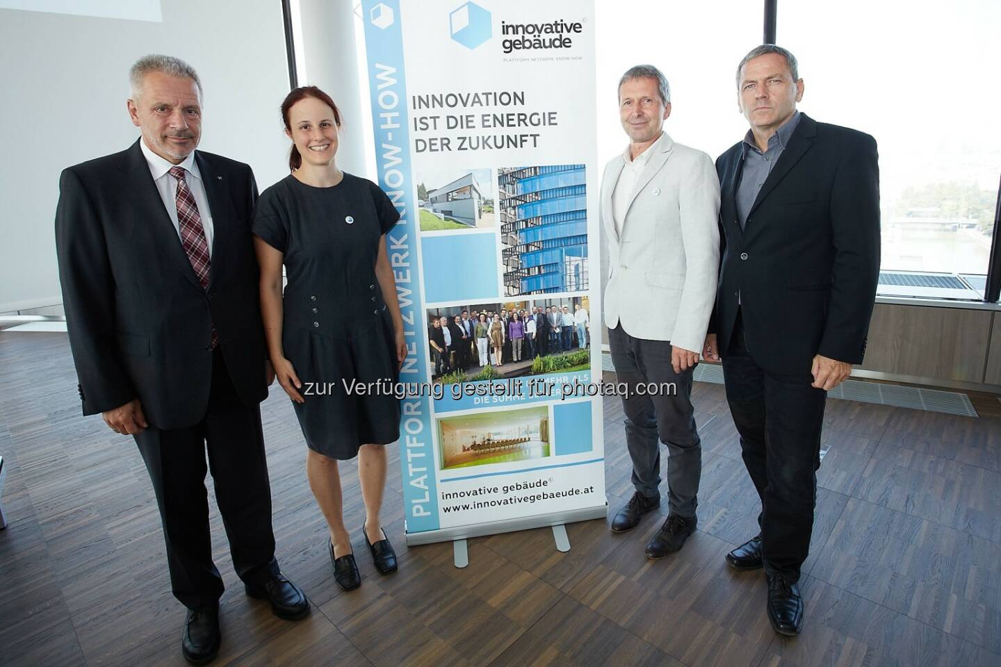 Wolfgang Pundy, Projektverantwortlicher für das Bürogebäude der Raiffeisen-Holding Niederösterreich Wien, Sarah Richter, Geschäftsführerin Innovative Gebäude, Johannes Kislinger, Vorstandsvorsitzender des Dachverbands Innovative Gebäude und Gerhard Zweier, Innovative Gebäude Vorarlberg: Innovative Gebäude sind mehr als ein Passivhaus