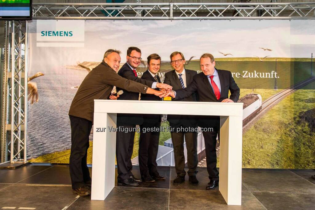 Johann Mais, Vorsitzender des Arbeiterbetriebsrates im Siemens Werk Graz; Michael Gretzmacher, Siemens Real Estate; Jürgen Wilder, CEO Business Unit Highspeed and Commuter, Siemens; Christian Buchmann, steirischer Landesrat für Wirtschaft, Europa und Kultur; Matthias Koch, Leiter Siemens Rail System, Bogies: Neue Luftreinigungsanlage geht im Grazer Siemens-Werk in Betrieb, © Aussendung (10.09.2014) 