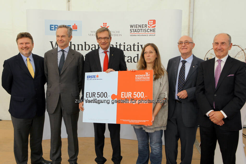 Wohnbaustadtrat Michael Ludwig, Generaldirektor der Erste Group, Andreas Treichl, Wiener Städtische Generaldirektor Robert Lasshofer, 1. Mieterin: Marion Schweitzer, Vorstandsvorsitzender des Wiener Städtischen Versicherungsvereins, Günter Geyer, Vorstandsvorsitzender Sozialbau AG, Herbert Ludl: Aspern Seestadt - Erste Wohnungen wurden an MieterInnen übergeben, © Aussender (10.09.2014) 