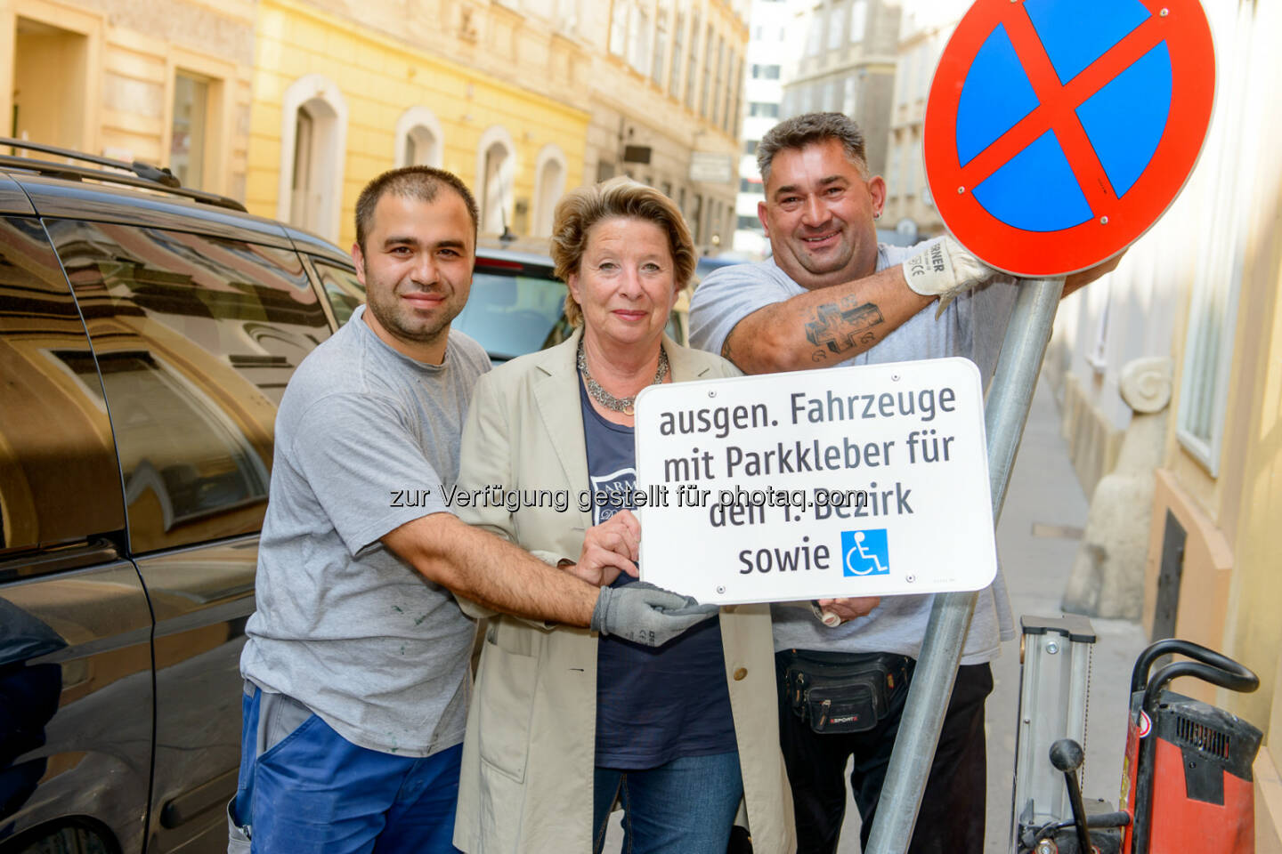 Bezirksvorsteherin Ursula Stenzel mit den beiden Arbeitern Hasan Aklan (links) und Milos Milivoievic (rechts)t: Erstmals cirka 699 Bewohnerparkplätze in der Inneren Stadt
