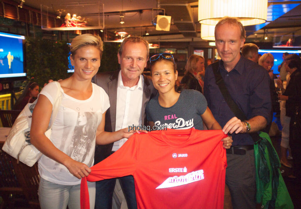 Elisabeth Niedereder, Veranstalter Hannes Menitz, Annabelle Mary Konczer, Christian Drastil mit dem Vienna Night Run Shirt 2014 (11.09.2014) 