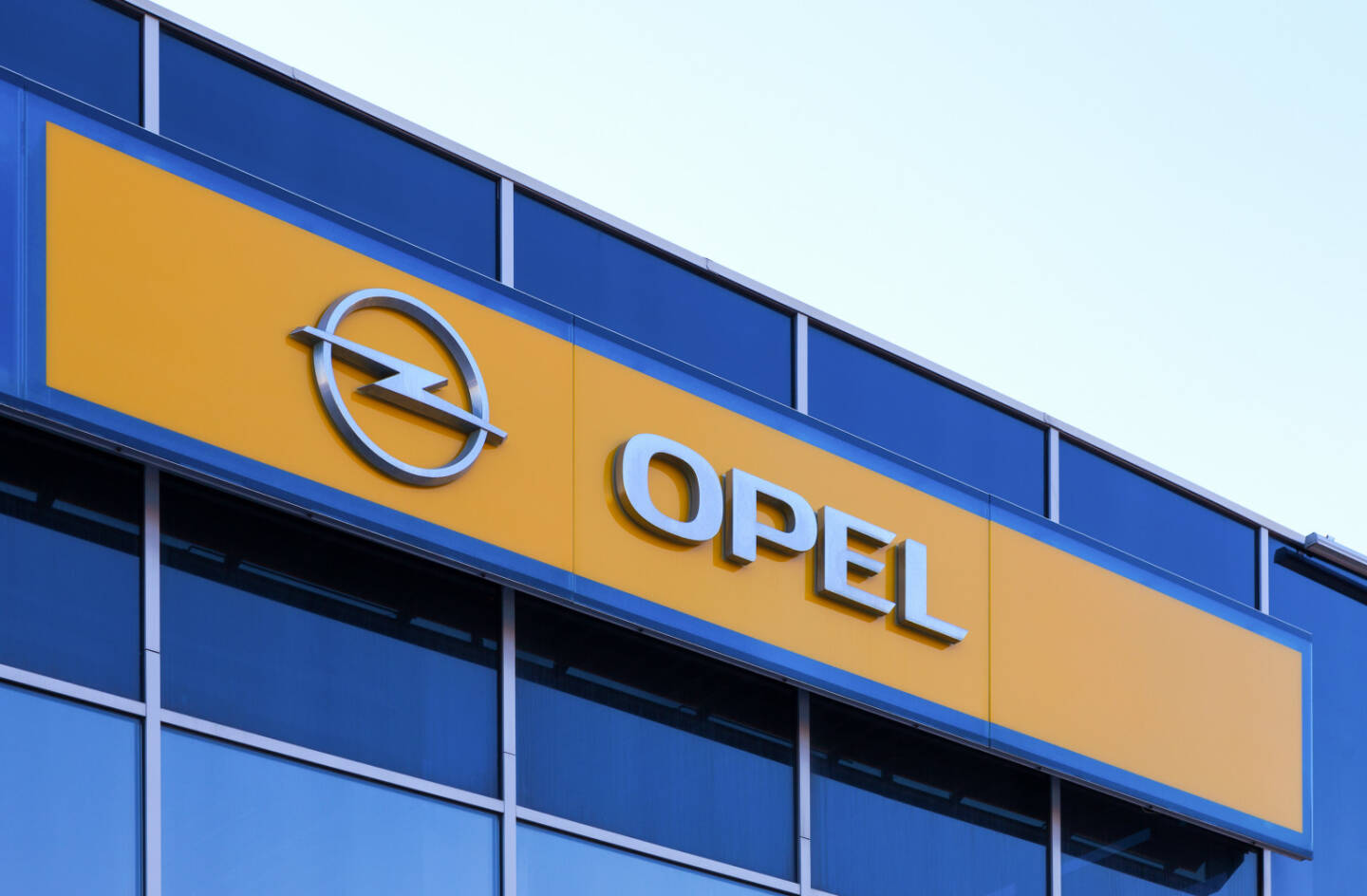 Opel Schriftzug, Logo <a href=http://www.shutterstock.com/gallery-365671p1.html?cr=00&pl=edit-00>FotograFFF</a> / <a href=http://www.shutterstock.com/editorial?cr=00&pl=edit-00>Shutterstock.com</a>