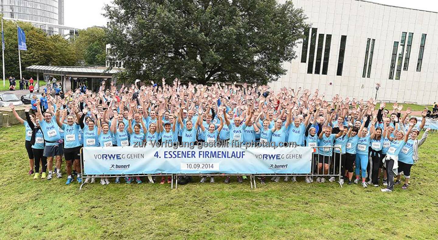 Jawoll! RWE hat den Essener Firmenlauf gewonnen

...zumindest was die Anzahl der Starter am Mittwochabend anging. 716 Kollegen hatten sich für die 5,1 km durch Essen angemeldet, etwa doppelt so viele wie im zweitgrößten Team. Fast jeder zehnte Firmenläufer war RWEler - super Leistung, Kollegen!  Source: http://facebook.com/vorweggehen