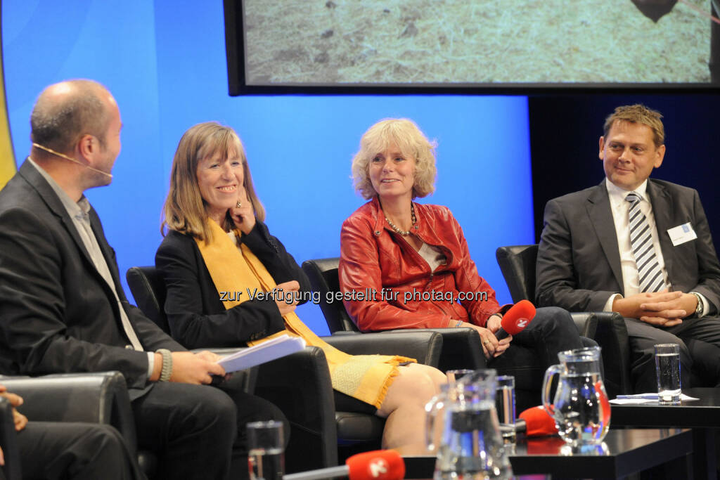 Moderator Johannes Kaup, Gudrun Graf, ehemalige Botschafterin in Addis Abeba, Entwicklungspolitische Gutachterin Annette Schmidt und Rupert Weber, geschäftsführender Vorstand von Menschen für Menschen Österreich: Selbsthilfe statt Almosen, © Aussender (13.09.2014) 