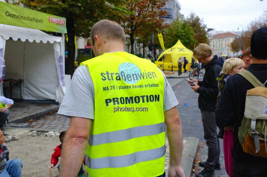 Straßen Wien, MA28, Promotion, gelbe Jacke, © photaq.com (14.09.2014)
