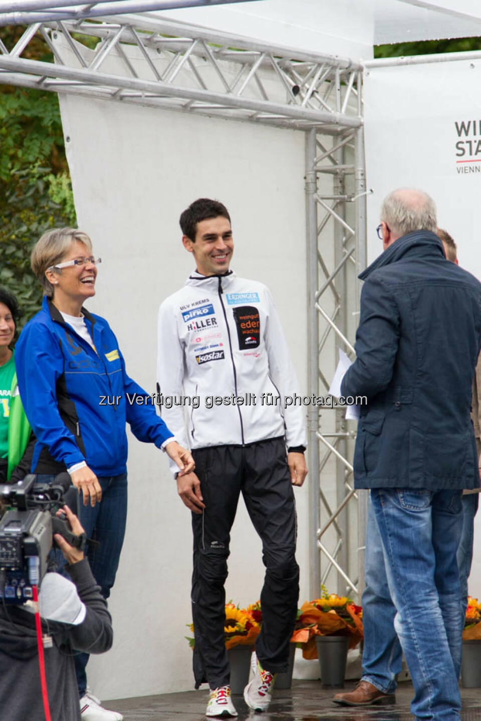 Landesrätin Petra Bohuslav und Wolfgang Hiller, Sieger Viertelmarathon Herren, Wachau Marathon 2014