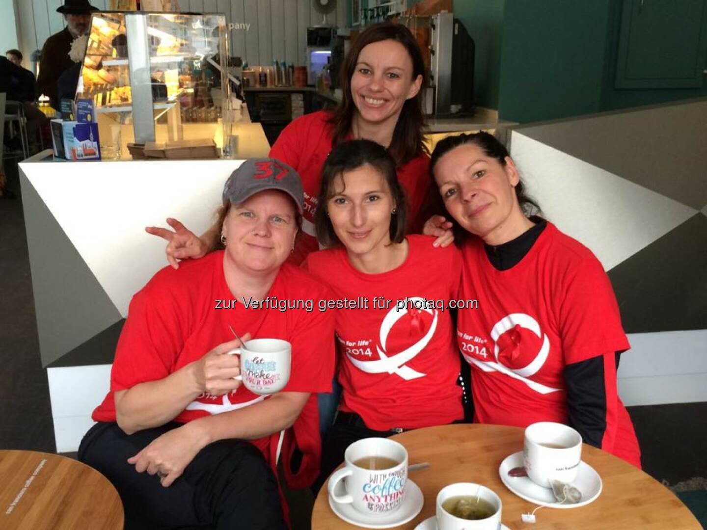 Susanne Stickler, Baader Bank (unten Mitte): Die wohlverdiente Tasse nach einem grandiosen Lauf - 10km für den guten Zweck, run for life — mit Christine Köber, Brigitte Stern, Karin Jung Englischer Garten München. Susanne ist die 10k in 47 min gelaufen