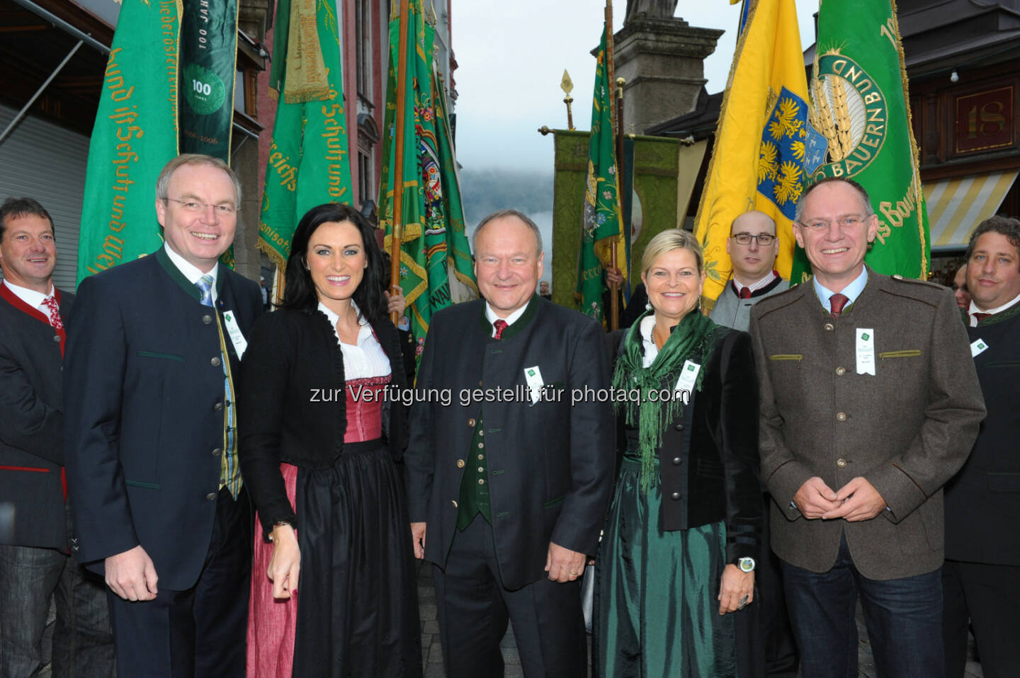 Agrarlandesrat Stephan Pernkopf, MEP Elisabeth Köstinger, NÖ Bauernbundobmann Hermann Schultes, Bauernbunddirektorin Klaudia Tanner und VP-Landesgeschäftsführer Gerhard Karner (v.l.n.r.) vor der Basilika in Mariazell bei NÖ Bauernbundwallfahrt nach Mariazell (Bild: Gabriele Moser/NÖ Bauernbund)