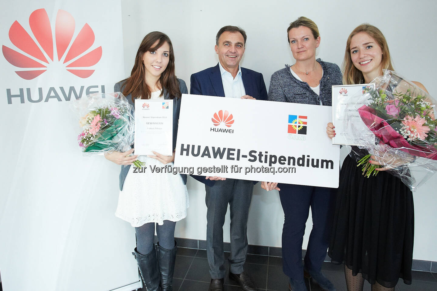 Natasa Zlokapa - Gewinnerin Huawei-Stipendium 2014, Günter Haberler, Vizepräsident Huawei Österreich, Monika Schüssler, Geschäftsführerin ÖJAB und Flora Kruppa - Gewinnerin Huawei-Stipendium 2014Preisträger des Huawei-Stipendiums 2014 stehen fest (Bild: Huawei Technologies Austria GmbH/APA-Fotoservice/Preiss)