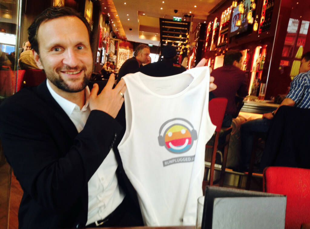 Mit Stefan Kratzsch, Deutsche Bank, im Hardrock Cafe in Wien. Besprochen wurde die Runplugged-Strategie für den Berlin-Marathon (16.09.2014)