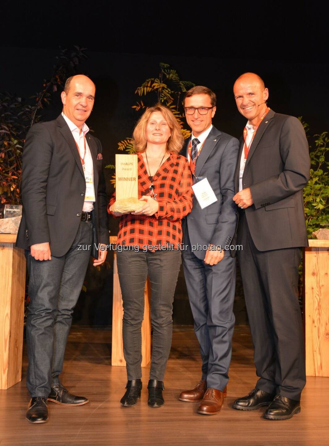 Gaudenz Thoma (Graubünden Ferien), Josef Margreiter (Präsident Alpnet) und Hubert Siller (MCI Tourismus). (v.li.): ReWild by GTA, Rhône Alpes gewinnt theAlps Award 2014