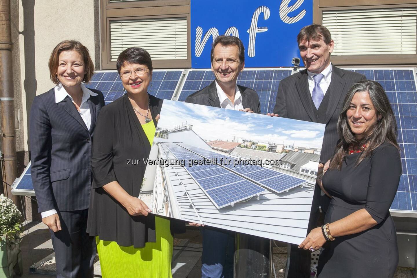 Susanna Zapreva (Geschäftsführerin Wien Energie), Renate Brauner (Vizebürgermeisterin und Finanzstadträtin Stadt Wien), Christian Oxonitsch (Bildungsstadtrat Stadt Wien), Oliver Schleicher (Direktor Berufsschule Apollogasse 1), Maria Vassilakou (Vizebürgermeisterin und Verkehrsstadträtin Stadt Wien): Wien Energie GmbH: Solarenergie für die Berufsschule Apollogasse