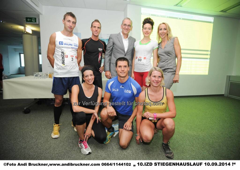 Norbert Lechner (2. Platz), Lukas Hinterhölzl (3. Platz), Heinz Redl (IZD), Maria Theresia Handlbauer (1. Platz), Bettina Glaser-Kainz (IZD), Sabine Nader (3. Platz), Klaus Hausleitner (1. Platz) und Zuzana Krchová (2. Platz) (Foto: Andi Bruckner): comm.ag Communication Agency GmbH: Neuer Streckenrekord beim IZD-Stiegenhauslauf, © Aussendung (19.09.2014) 