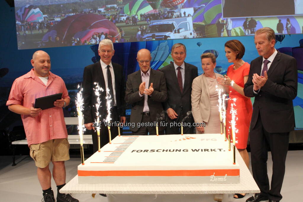 Rudi Roubinek, Klaus Pseiner (Geschäftsführer FFG), Toni Innauer, Bundesminister Alois Stöger (BMVIT), Gertrude Tumpel-Gugerell (Aufsichtsratsvorsitzende FFG), Henrietta Egerth (Geschäftsführerin FFG), Bundesminister Reinhold Mitterlehner (BMWFW) FFG - Österreichische Forschungsförderungsgesellschaft: FFG Forum 2014: Innovations- und Technologiestandort Österreich stärken, © Aussender (19.09.2014) 